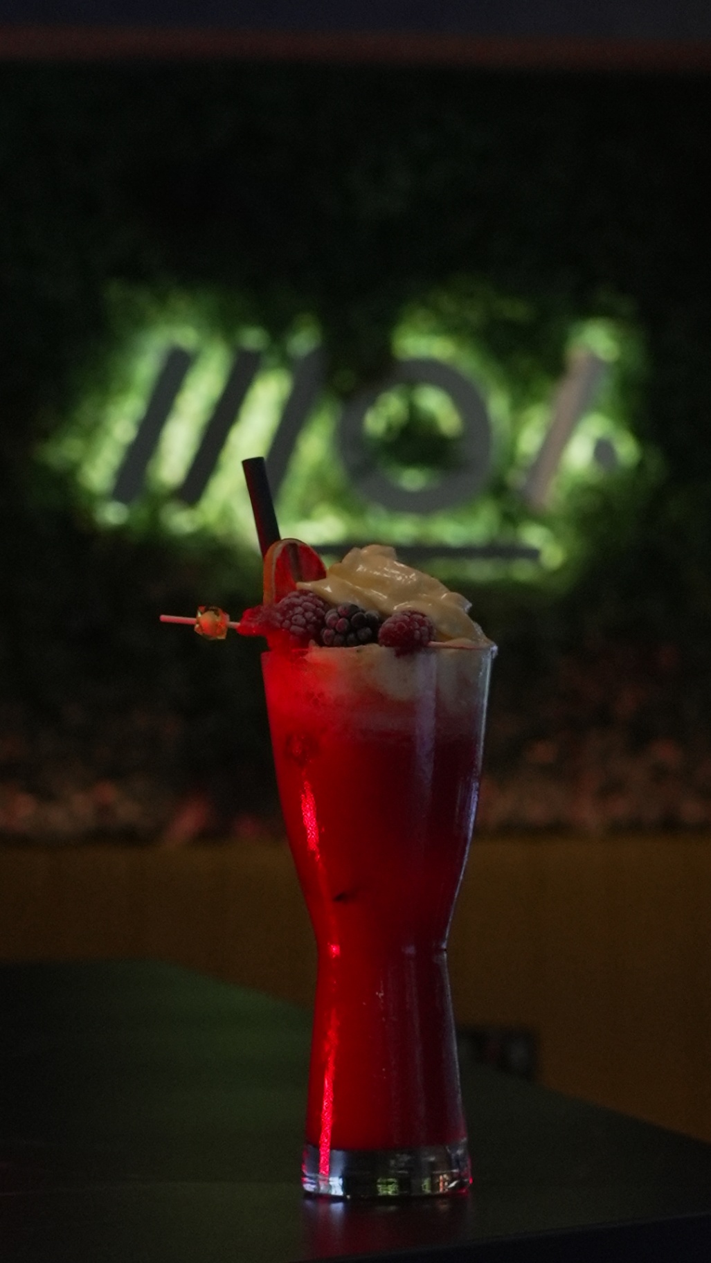 Cóctel rojo con frutos rojos