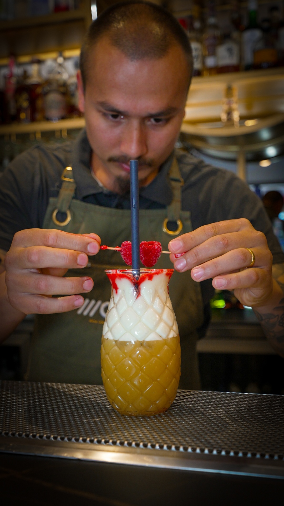 Bartender preparando cóctel